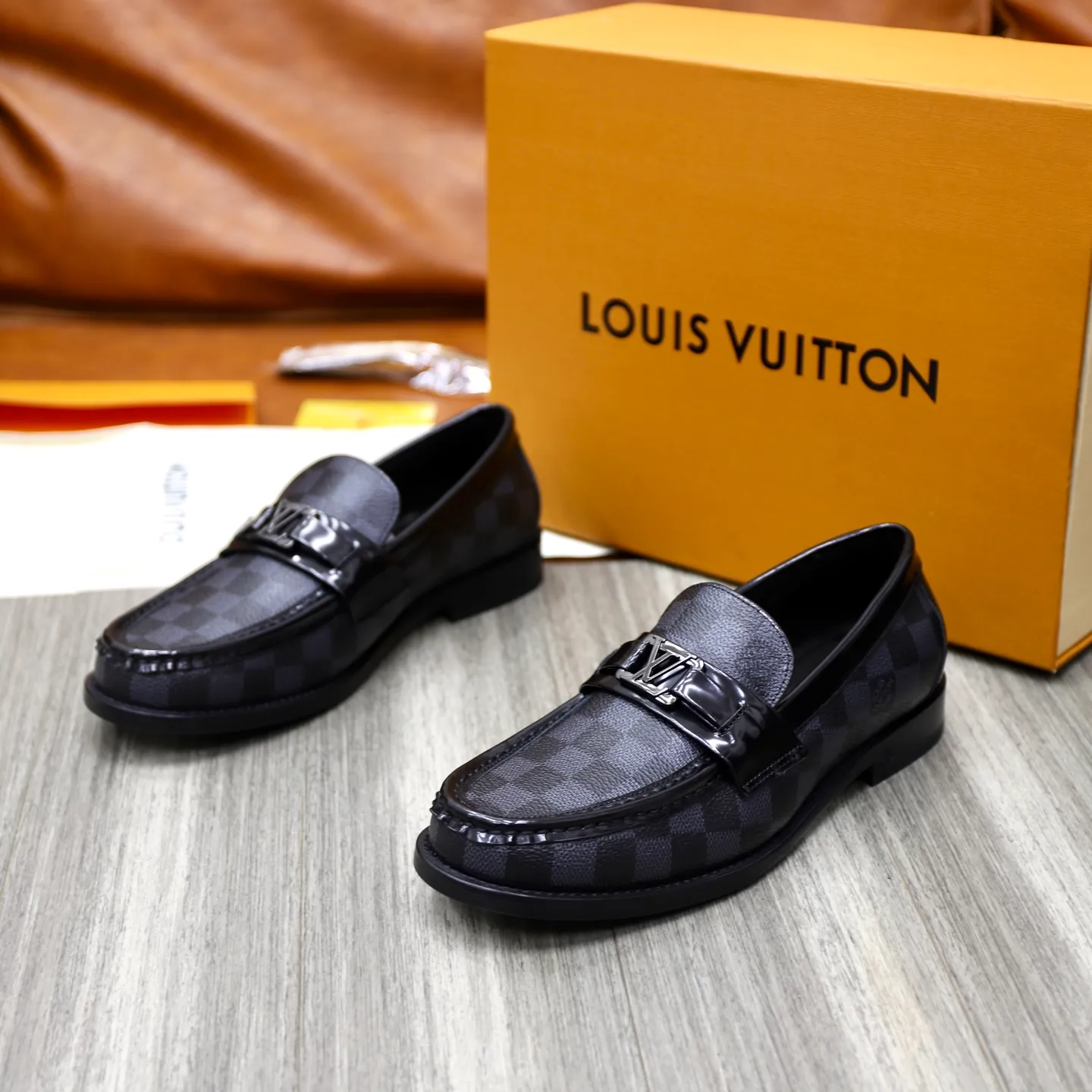 Men's shoes 💰: 💰900LV Louis Vuitton slip-on loafers, top quality products produced in Dongguan, ready for sale! This LV Glove loafer is made of selected soft cowhide, with a slightly wrinkled leather surface and a very high-end texture. Each pair is unique. The leather surface is light and soft, with a fine texture and good luster. It is a classic loafer style, with exquisite handmade mark stitching on the toe, and a square toe configuration to highlight the classic style. The horizontal band has hot-printed LV three-dimensional letters, semi-solid handcrafts and a genuine leather outsole, and a rubber patch on the heel to create wear-resistant performance and comfort. One of the must-have loafers for men! Comes with full original packaging! Code number: 38-39-40-41-42-43-44 (38, 45, 46 customized) standard leather shoe code